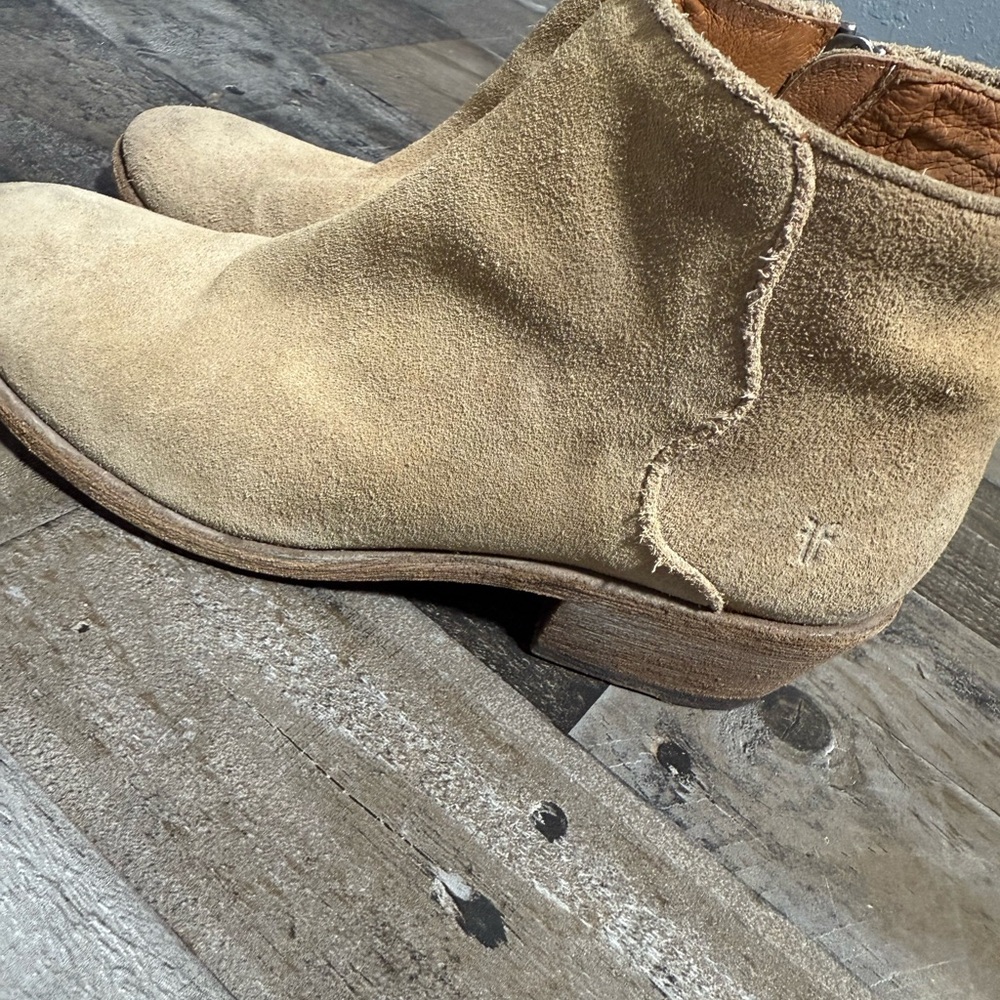 Frye Carson Inside Zip Suede Booties Women’s 8.5 –‎ Beige Raw Edge Ankle Boots